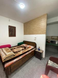 1 dormitorio con 1 cama grande en una habitación en Shrubbery Homestay and Guest house, en Darjeeling