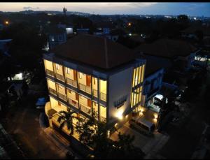un edificio con luces encendidas en una ciudad por la noche en Kencana residence by holistic group en Jimbaran