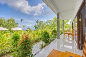 un porche abierto con vistas al océano en Le Green Village en Nusa Penida