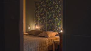 a bedroom with a bed with a large wallpaper at Maison Pertuis Provence in Pertuis