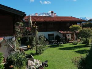 een uitzicht op een tuin met een huis bij Ferienwohnung Rösslstube in Ruhpolding