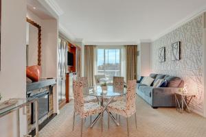 Posezení v ubytování Serenity Suite at MGM Signature