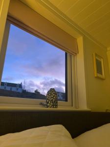 ein Schlafzimmerfenster mit Blick auf den Himmel in der Unterkunft Island Coorie in Kilmaluag