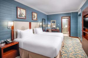 فندق العقيق المدينة في المدينة المنورة: سرير أبيض كبير في غرفة الفندق