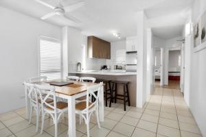 Η κουζίνα ή μικρή κουζίνα στο 3 303 Gympie Terrace Noosaville