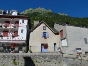 un groupe de bâtiments avec une montagne en arrière-plan dans l'établissement Sagette, à Laruns