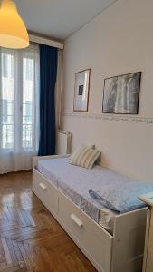 ein Schlafzimmer mit einem großen Bett in einem Zimmer in der Unterkunft Appartamento Alla Salute in Venedig