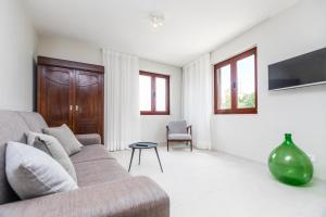 Телевизор и/или развлекательный центр в Contrada del Nonno Apartments (city center - private parking on-site)