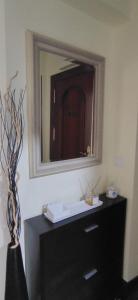 un espejo en una pared sobre un tocador en una habitación en Apartamento en Solares, en Valdecilla