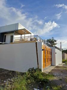 una casa con una puerta abierta delante de ella en Bmf Homestay Jacuzzi, en Tacloban