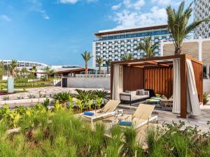 eine Darstellung einer Hotelterrasse mit Pavillon in der Unterkunft Rixos Gulf Hotel Doha in Doha