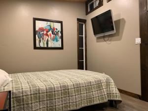 um quarto com uma cama e uma televisão na parede em Birch Bay Beach Cabana em Blaine