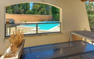 um quarto com vista para uma piscina através de uma janela em Amazing Home In Graveson With Kitchen em Graveson