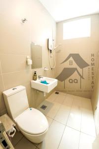 La salle de bains est pourvue de toilettes et d'un lavabo. dans l'établissement Cosy Stay 99 Elvina Sendayan Dtempat舒适宁静之家, à Seremban
