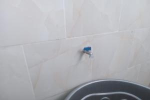 uma casa de banho com lavatório e torneira em OYO Life 93257 Kos Anugerah em Mataram