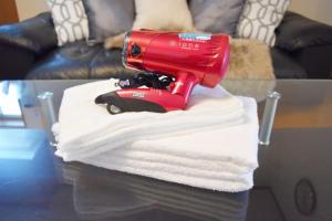 een rode naaimachine bovenop de handdoeken bij OMOTENASHI in Kyoto