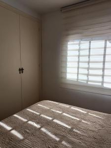 - une chambre avec un lit et une fenêtre dans l'établissement Noemar, à Platja d'Aro