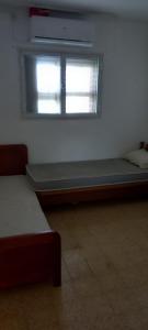 Pokój z 2 łóżkami i oknem w obiekcie משפחתית בשובה 