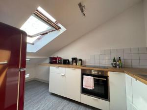 A cozinha ou cozinha compacta de Dachstudio mit Balkon