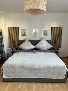 里斯河畔比伯拉赫的住宿－Feel like Home 2，一间卧室,卧室内配有一张大床
