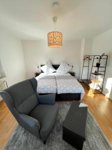 里斯河畔比伯拉赫的住宿－Feel like Home 2，一间卧室配有一张床和一张沙发