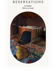 科爾察的住宿－Dim's Hotel & Restaurant，一张黑椅子坐在房间里地毯上