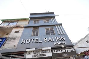 アーメダバードにあるHotel Sai Inn, Ahmedabad Airportの建物横のホテルサリミンルームサイン
