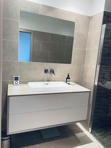 維琪奧港的住宿－Superbe appartement en centre ville，浴室设有白色水槽和镜子