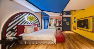 Un dormitorio con una cama y una pared con un mural. en Merry Day Motel Zhonghe Branch, en Zhonghe