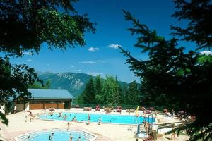 eine Gruppe von Menschen in einem Schwimmbad in der Unterkunft Chalet montagne Savoie Domaine Skiable Valmorel in La Lechere
