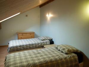 Zimmer mit 2 Betten und einer Kommode in der Unterkunft Chalet montagne Savoie Domaine Skiable Valmorel in La Lechere