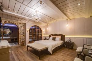 Schlafzimmer mit einem Bett und einem Kronleuchter in der Unterkunft Merry Day Motel Zhonghe Branch in Zhonghe