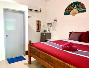 een slaapkamer met een bed met een rode knuffel erop bij Khao Chang View Resort in Phangnga