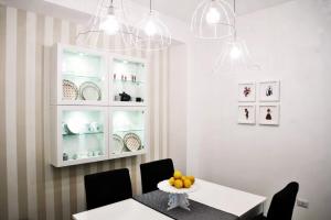 カステッランマーレ・ディ・スタービアにあるSECRET GARDEN apartmentのダイニングルーム(テーブル、椅子、シャンデリア付) +16枚の写真
