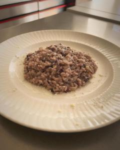 um prato de papel branco com arroz e feijão em Pension Dolomieu em Santa Cristina in Val Gardena