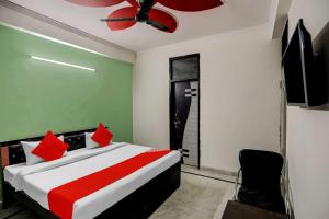 une chambre avec un lit et un ventilateur de plafond dans l'établissement Hotel O D 3 residency, à Ghaziabad