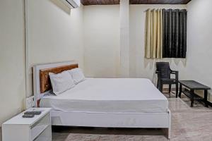 1 dormitorio con 1 cama, 1 mesa y 1 silla en OYO Sai Villa Lodging & Bording, en Bombay