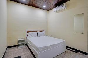 Habitación pequeña con cama y aire acondicionado. en OYO Sai Villa Lodging & Bording, en Bombay