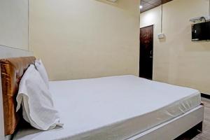 Cama en habitación con colchón blanco en OYO Sai Villa Lodging & Bording, en Bombay