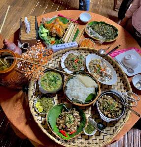 uma mesa com um monte de diferentes tipos de alimentos em Ban Me Central Hotel 2 em Buon Ma Thuot