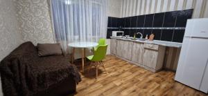 クロプィウヌィーツィクィイにあるYanovskogo 1k Shinのベッドルーム1室(ベッド1台、テーブル付)、キッチン