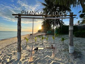 a swing on the beach with the sunset in the background at Phangan Lodge in Ban Tai