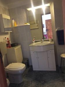 La salle de bains est pourvue de toilettes blanches et d'un lavabo. dans l'établissement Perfect for two, à Armação de Pêra