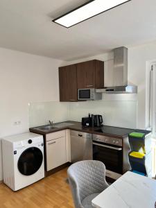 里斯河畔比伯拉赫的住宿－Feel like Home 2，厨房配有洗碗机、水槽和炉灶。