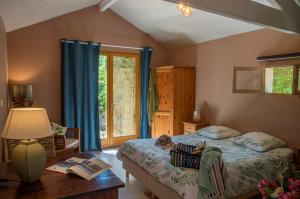 Postel nebo postele na pokoji v ubytování Hameau d'hôtes La Roseraie-Drôme + 37 fotografií