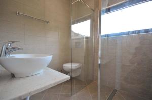 Vannituba majutusasutuses Apartments A Čanj