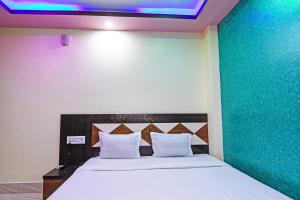 Ein Bett oder Betten in einem Zimmer der Unterkunft OYO HOTEL FLOWRA