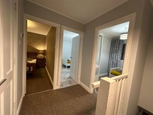 un pasillo con 2 puertas que conducen a un dormitorio en The Beaver House en Belfast