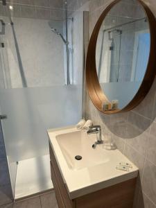 Un baño con lavabo, espejo y ducha. en L'arbre qui chante, en Saint-Étienne-de-Sermantin 77 fotos más