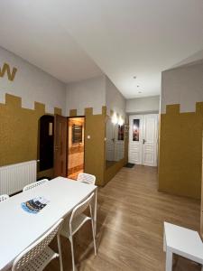 Girls Hostel في كراكوف: غرفة مع طاولة وكراسي في غرفة